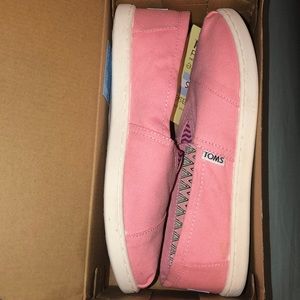 Toms Classic Pink Canvas Size Youth 6 never worn